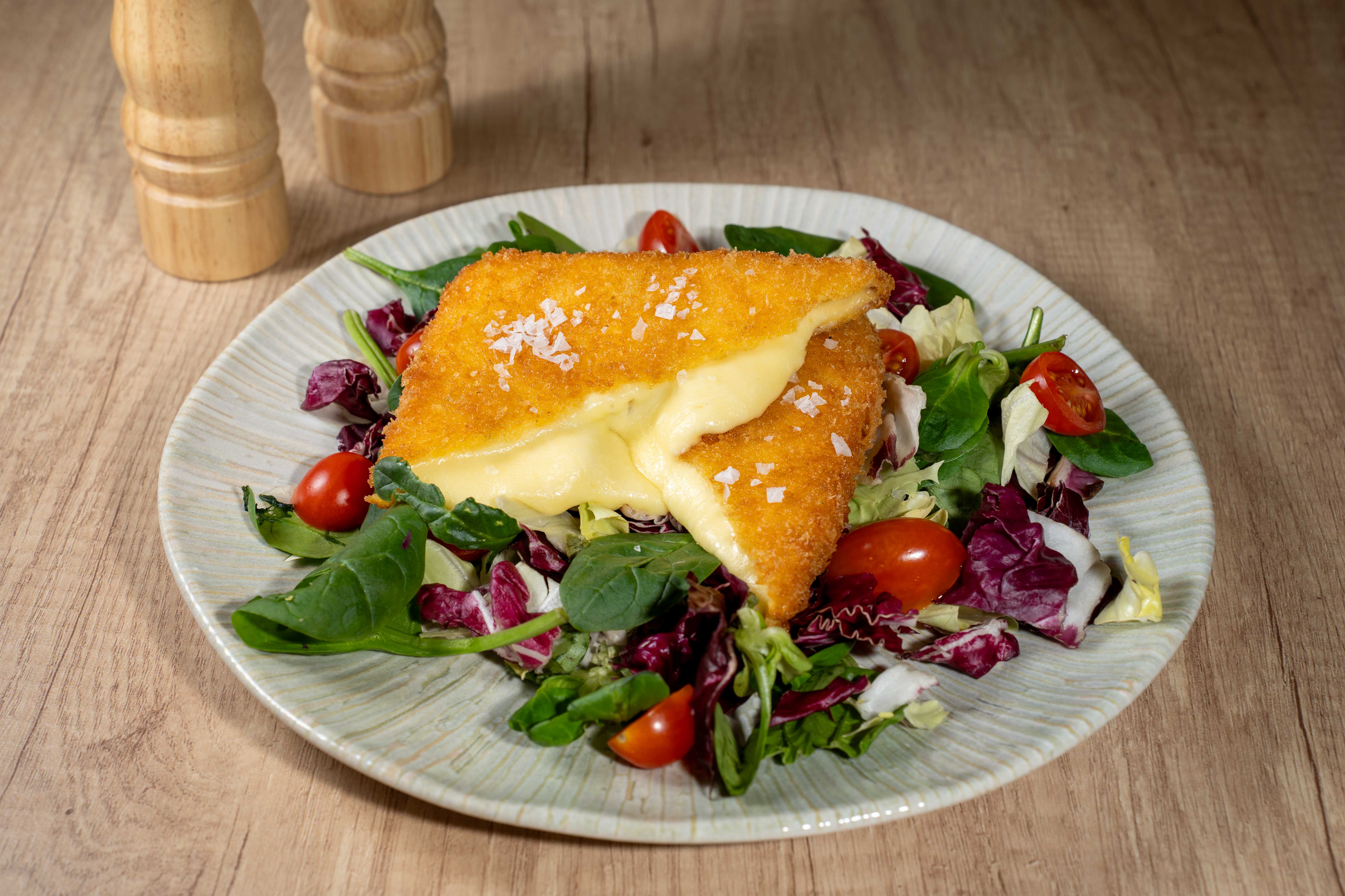 Caș afumat pane cu mix de verdețuri și roșii