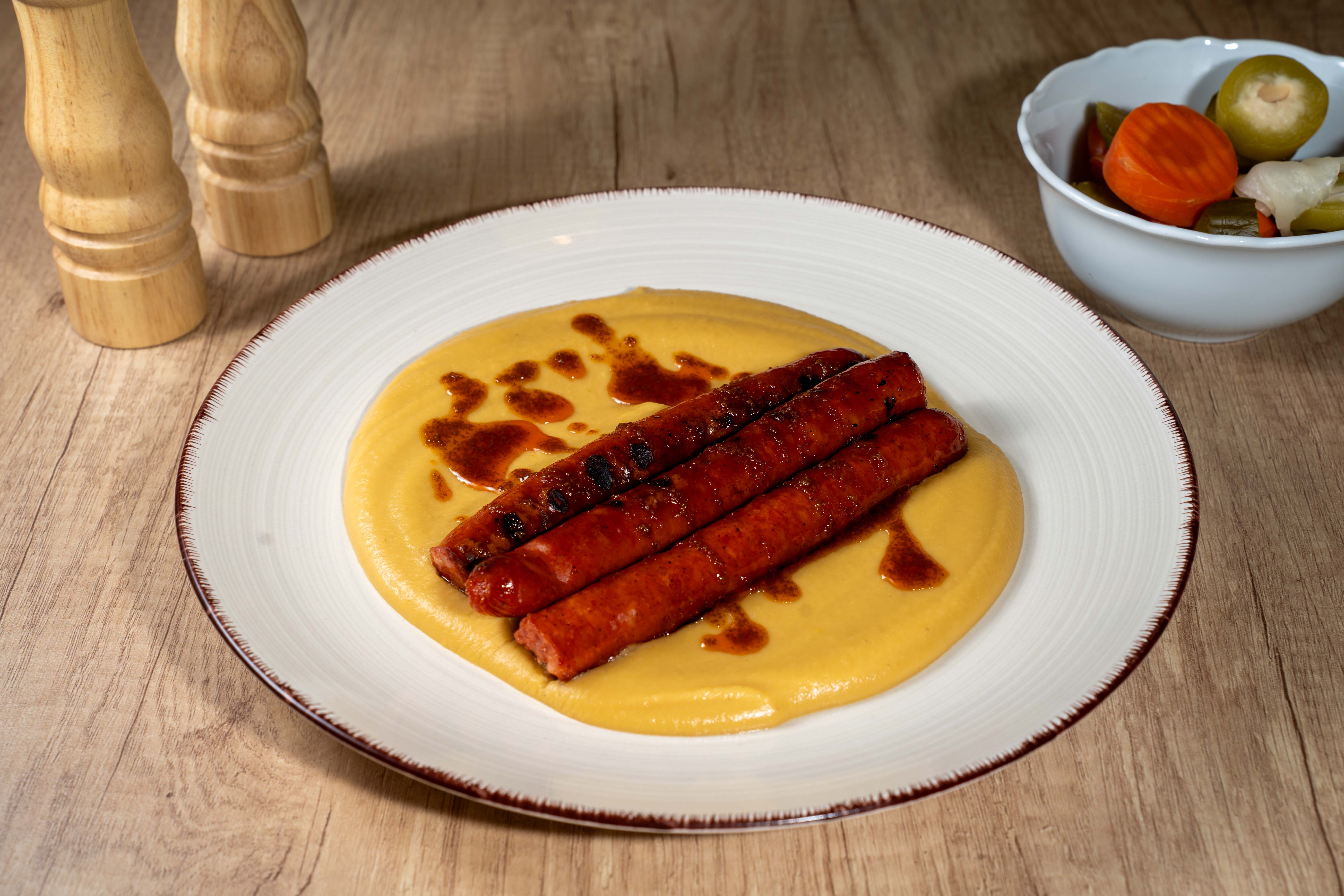 Cârnați de porc, cu fasole frecată și murături