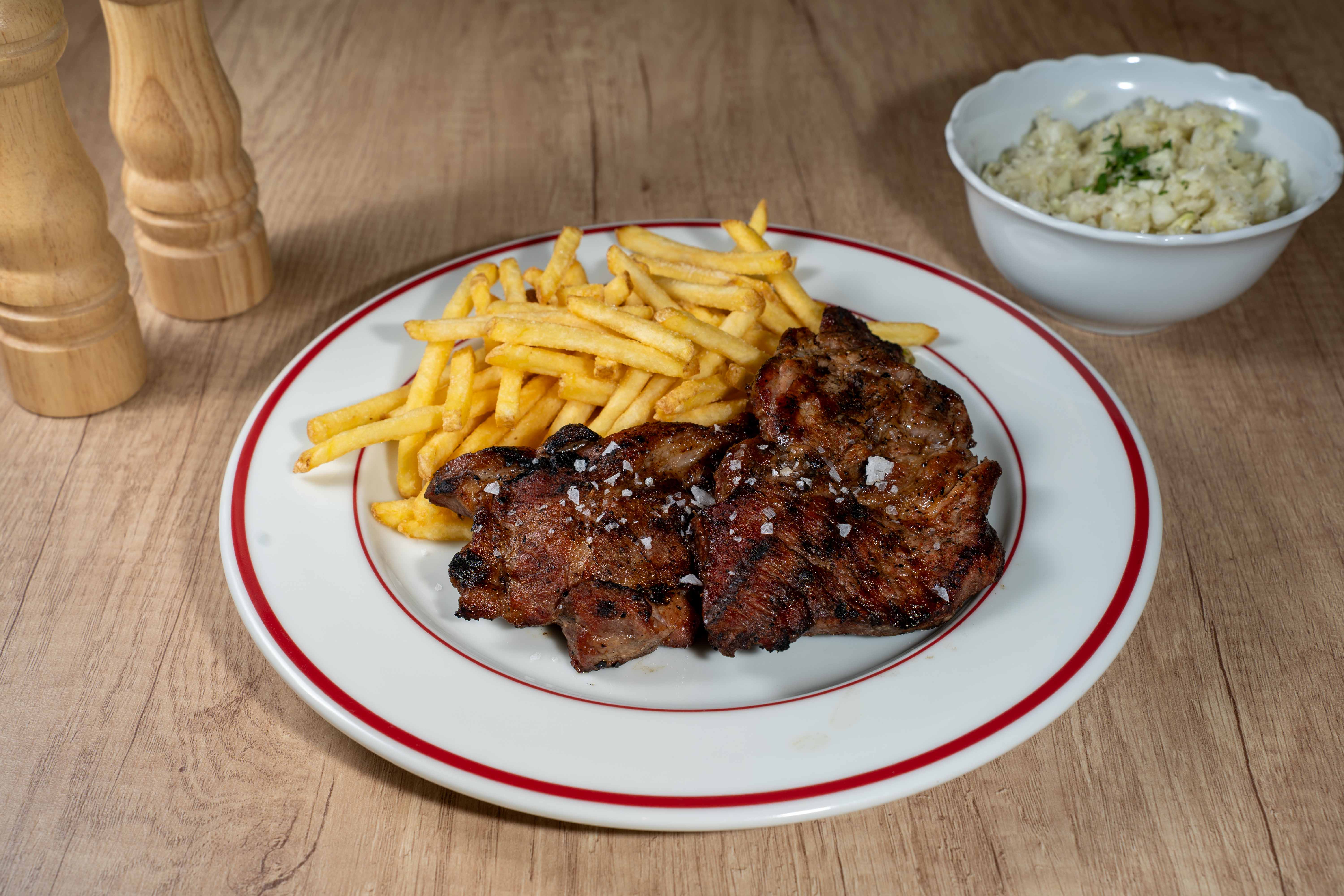 Ceafă de porc cu cartofi pai și salată de varză