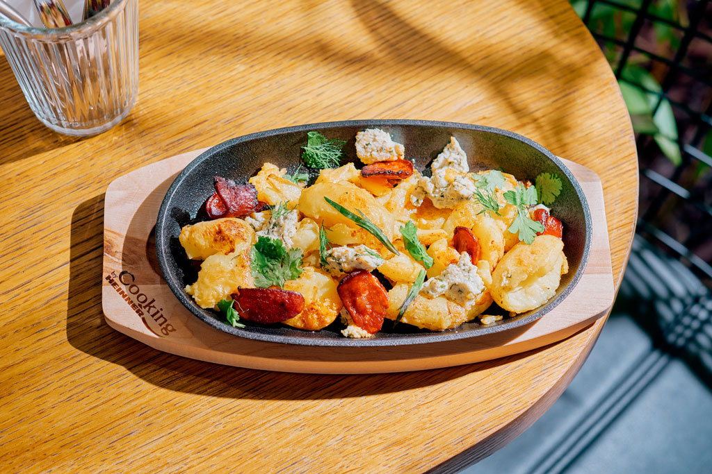 Cartofi rumeniți cu burduf și chorizo