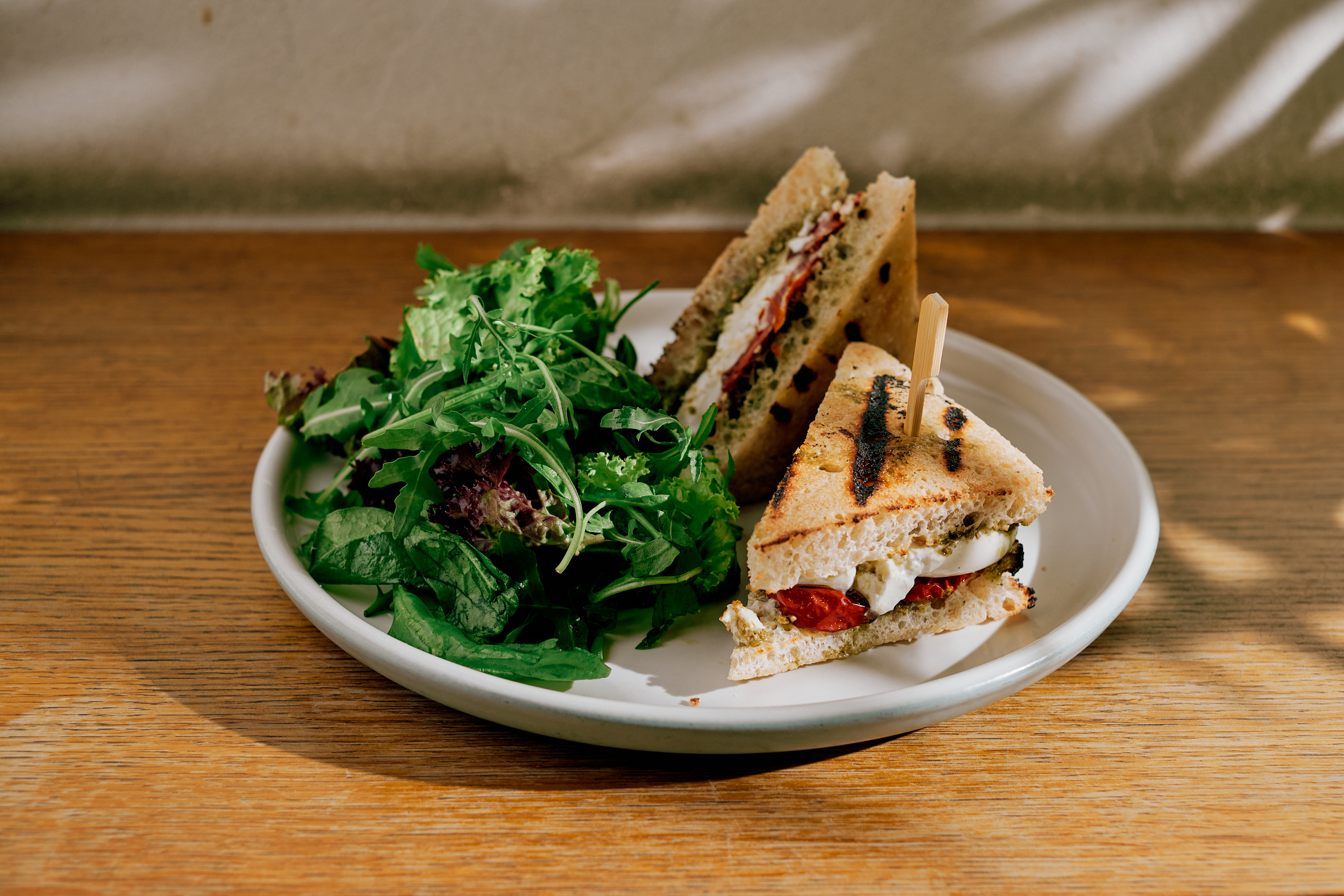 Focaccia sandwich cu burrata