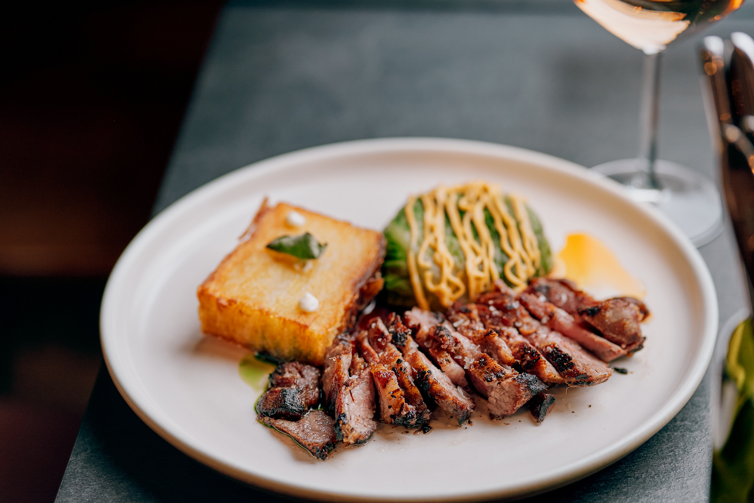 Ceafă de porc iberic cu terină de cartofi și varză saute