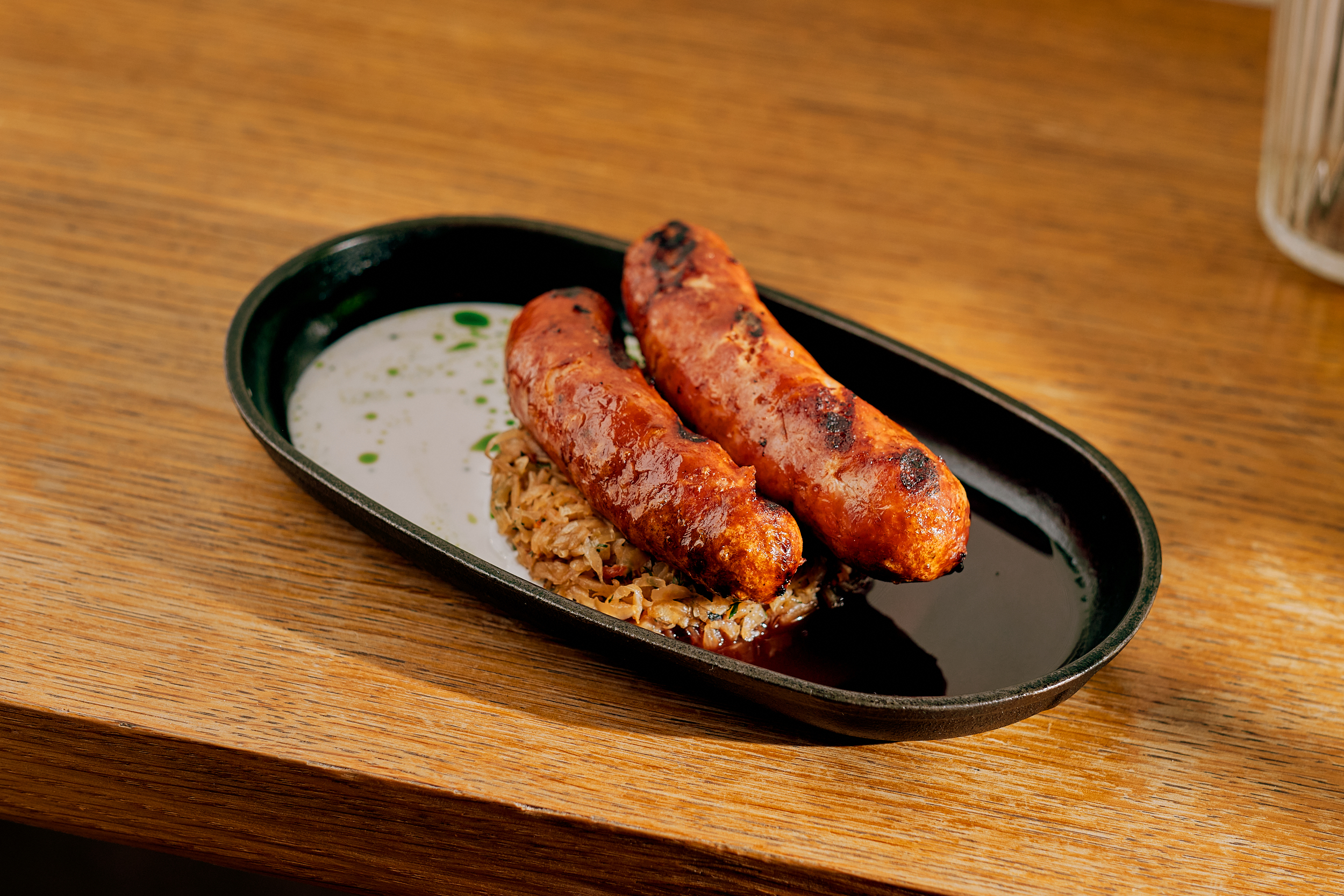 Cârnați salsiccia cu varză sote