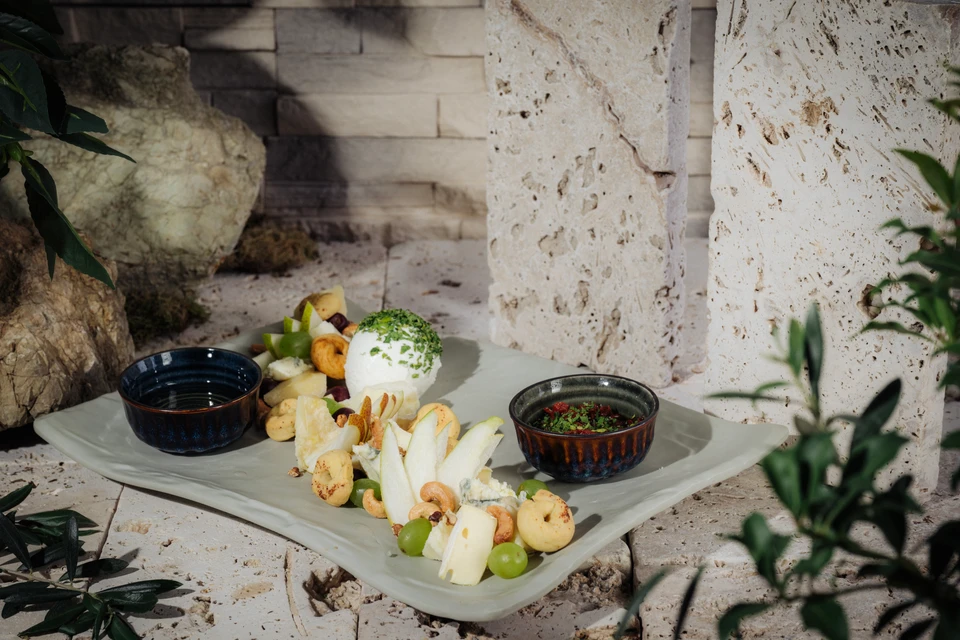 Tagliere di formaggi e frutta