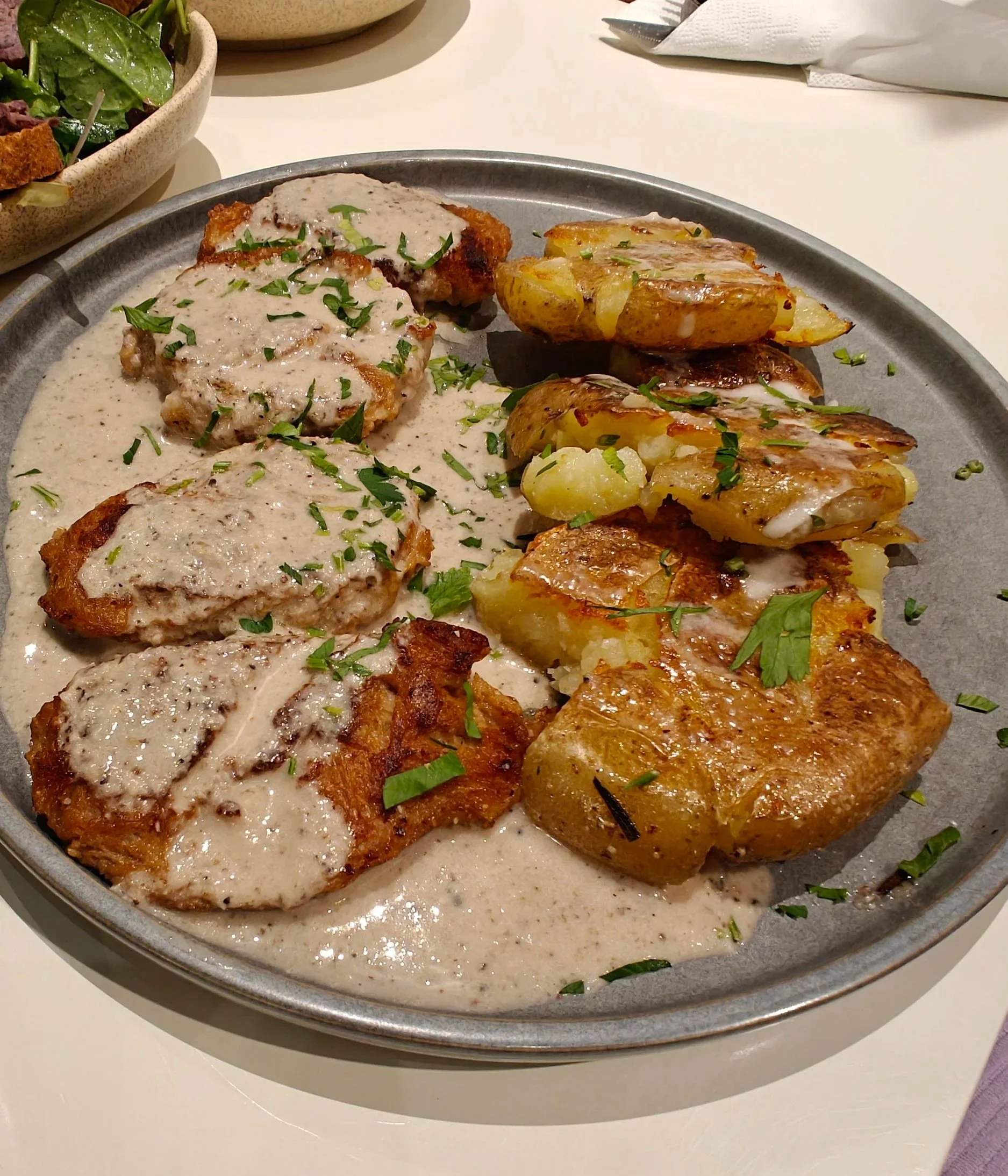 Schnitzel de soia cu sos de piper si cartofi rumeniti