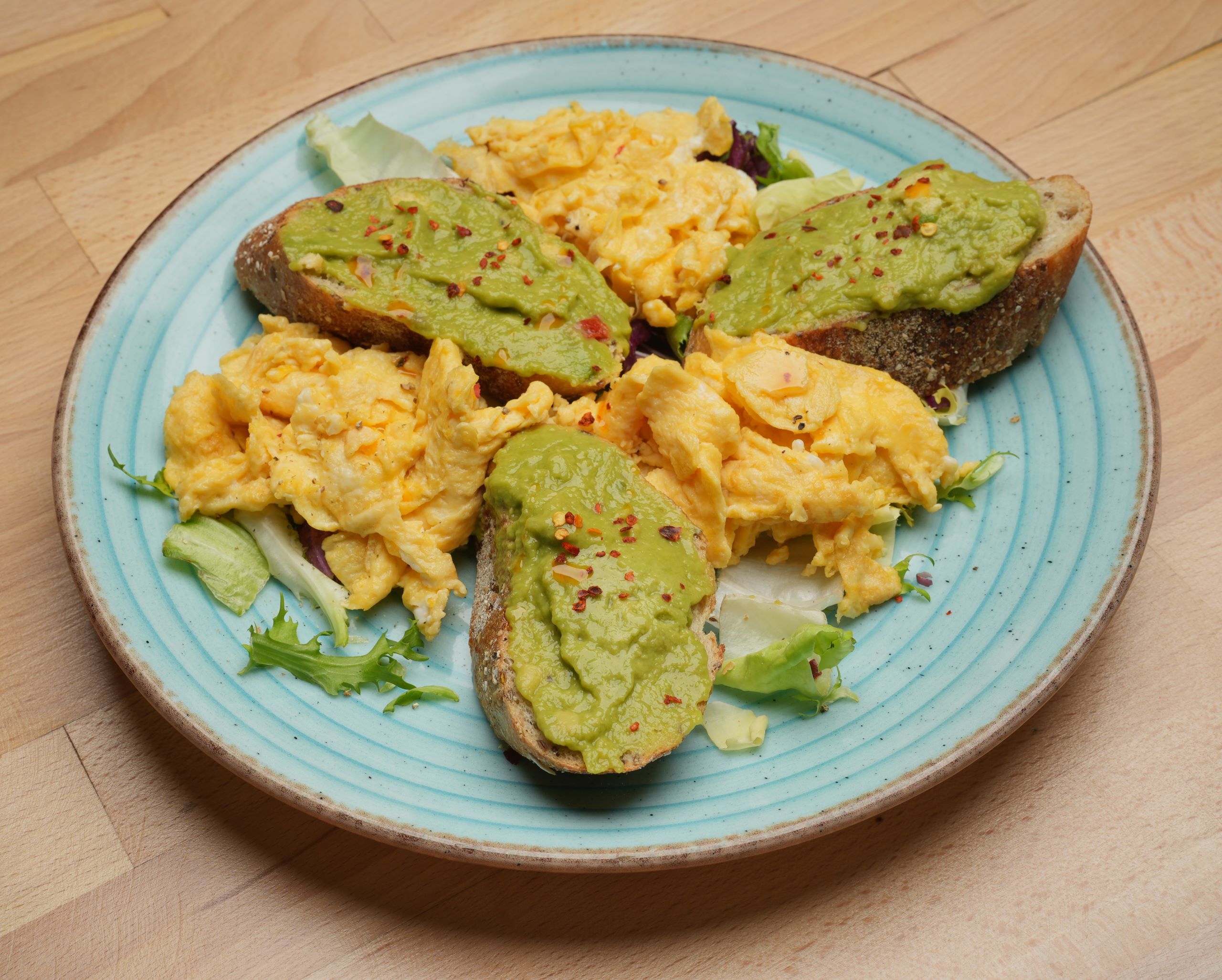 Toast cu guacamole si omleta