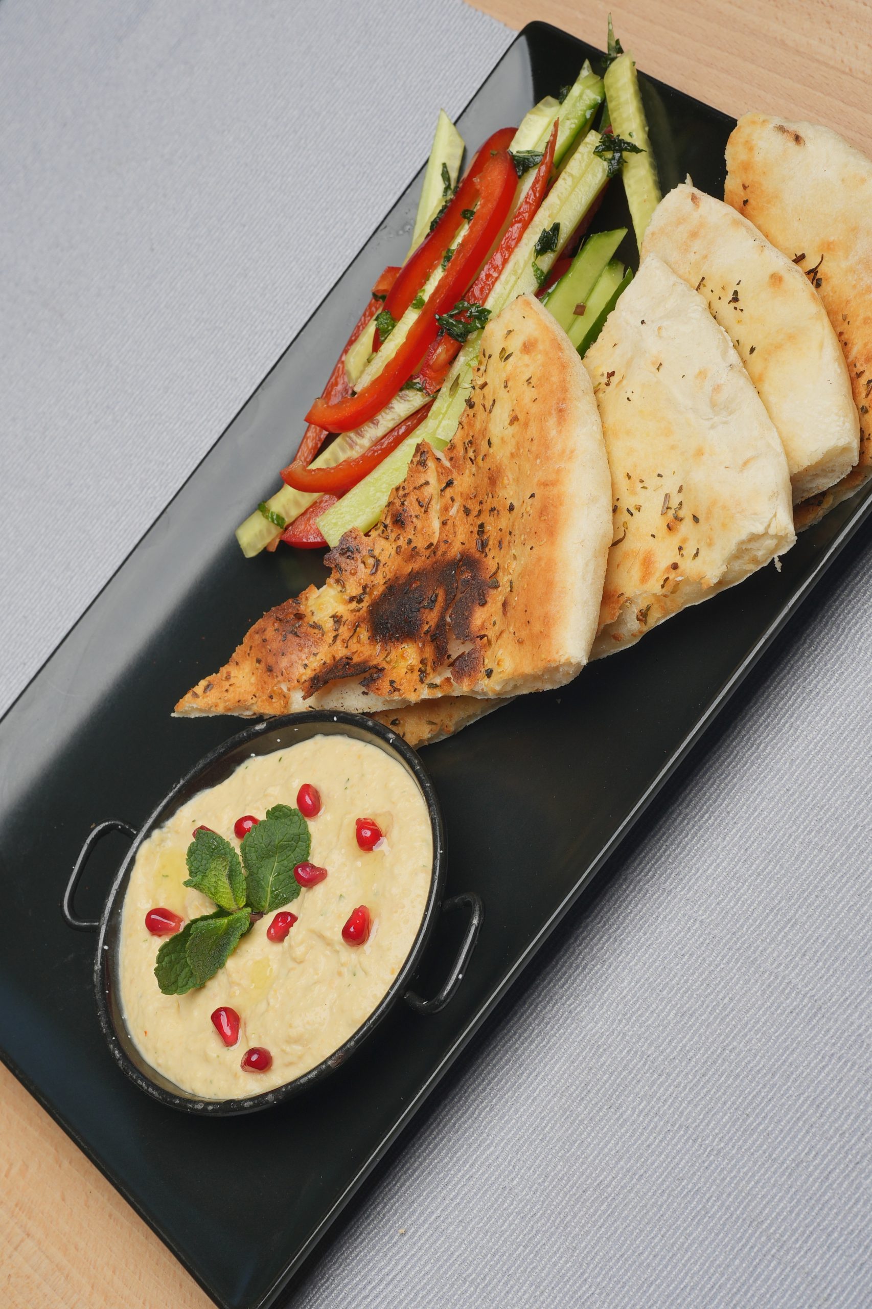 Hummus incarcat cu salata