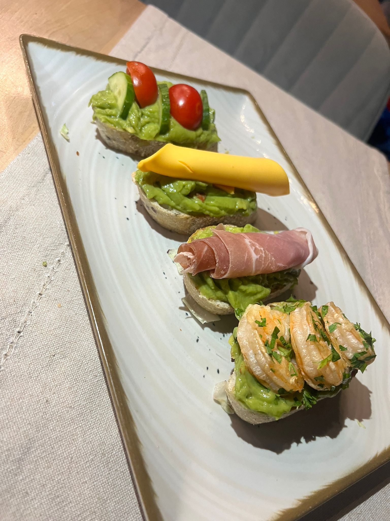 Guacamole mix bruscheta