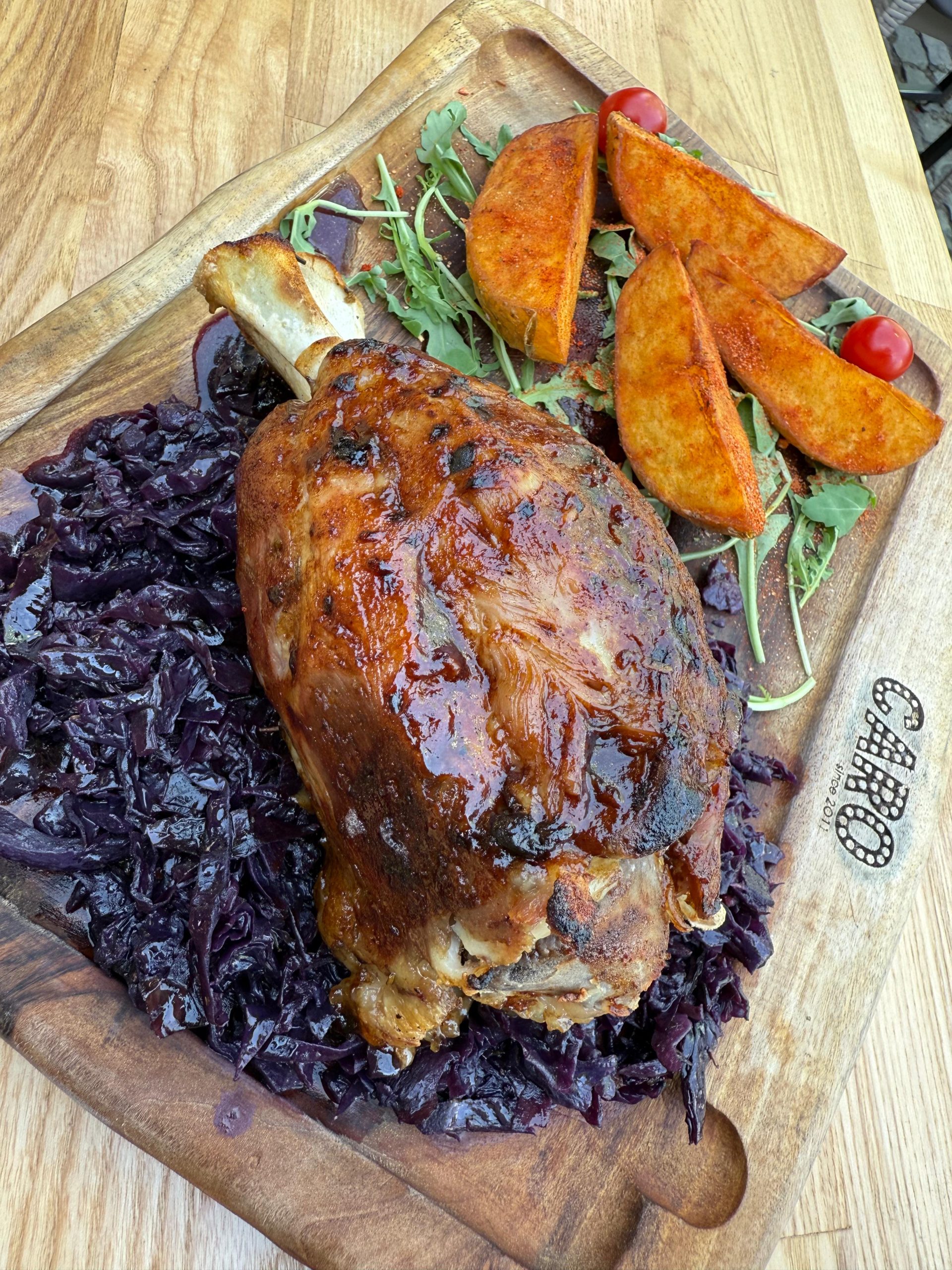 Ciolan de porc cu cartofi copti si varza rosie calita