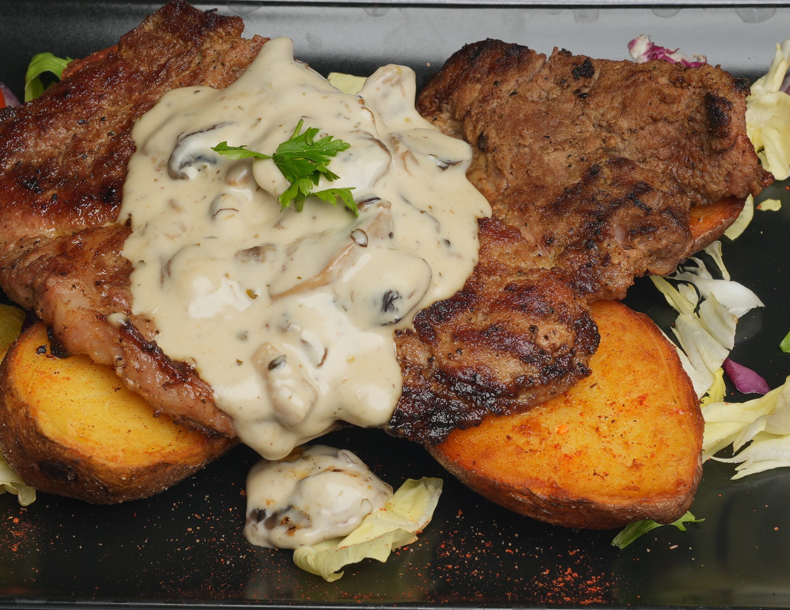 Ceafa de porc cu sos de hribi si cartofi copti