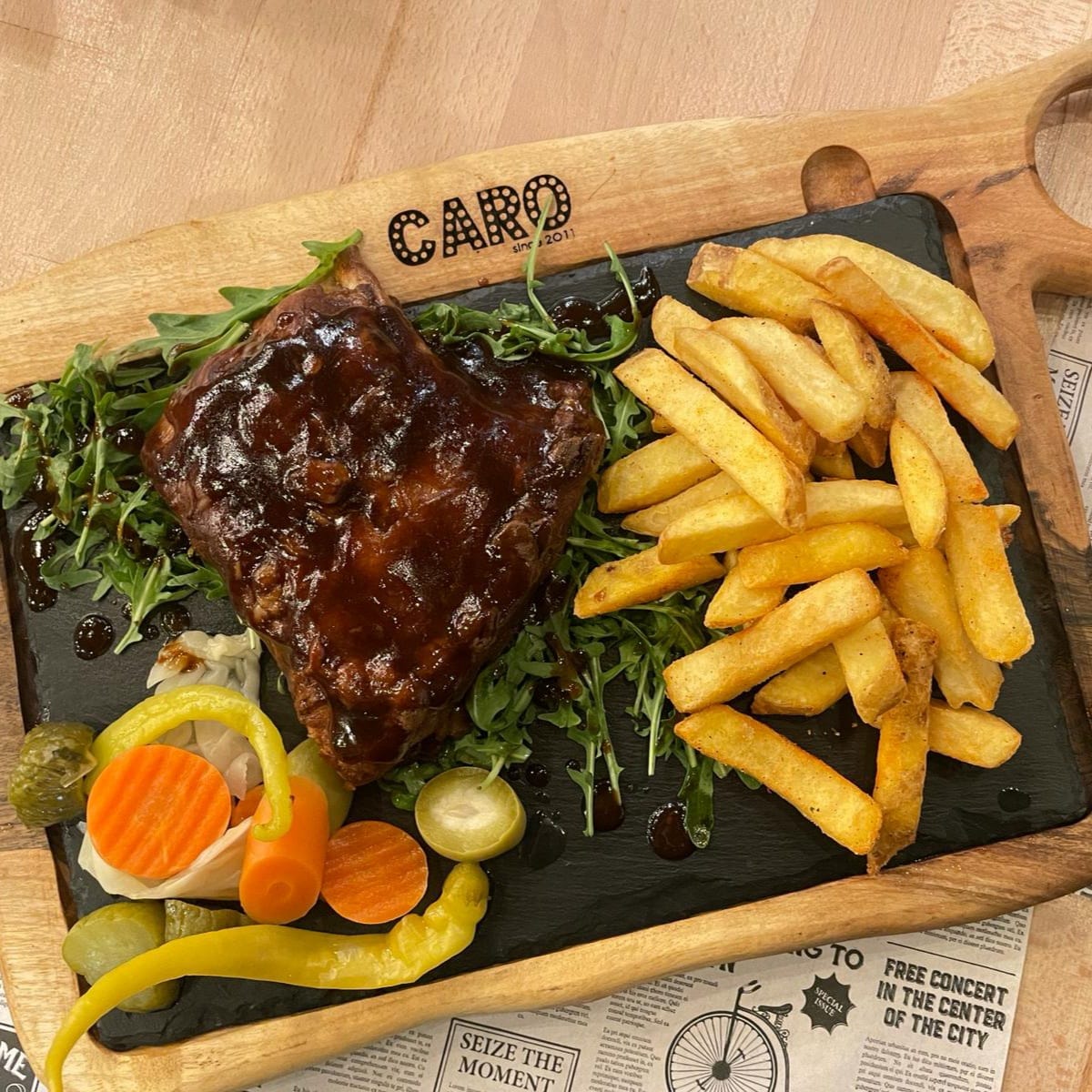 Costite de porc cu cartofi prajiti, sos barbeque si muraturi asortate