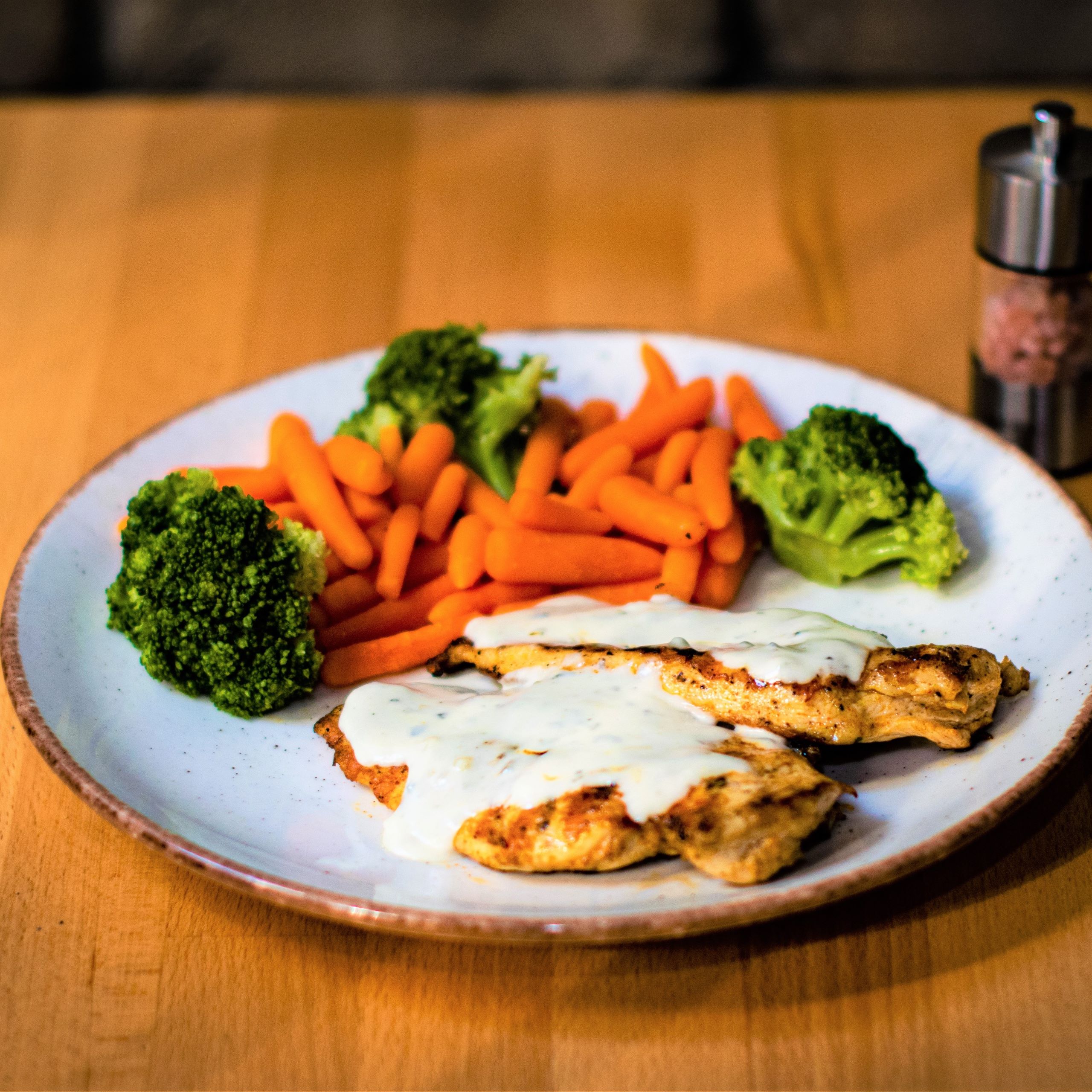 Piept de pui cu garnitura de baby carrots, broccoli si sos de gorgonzola
