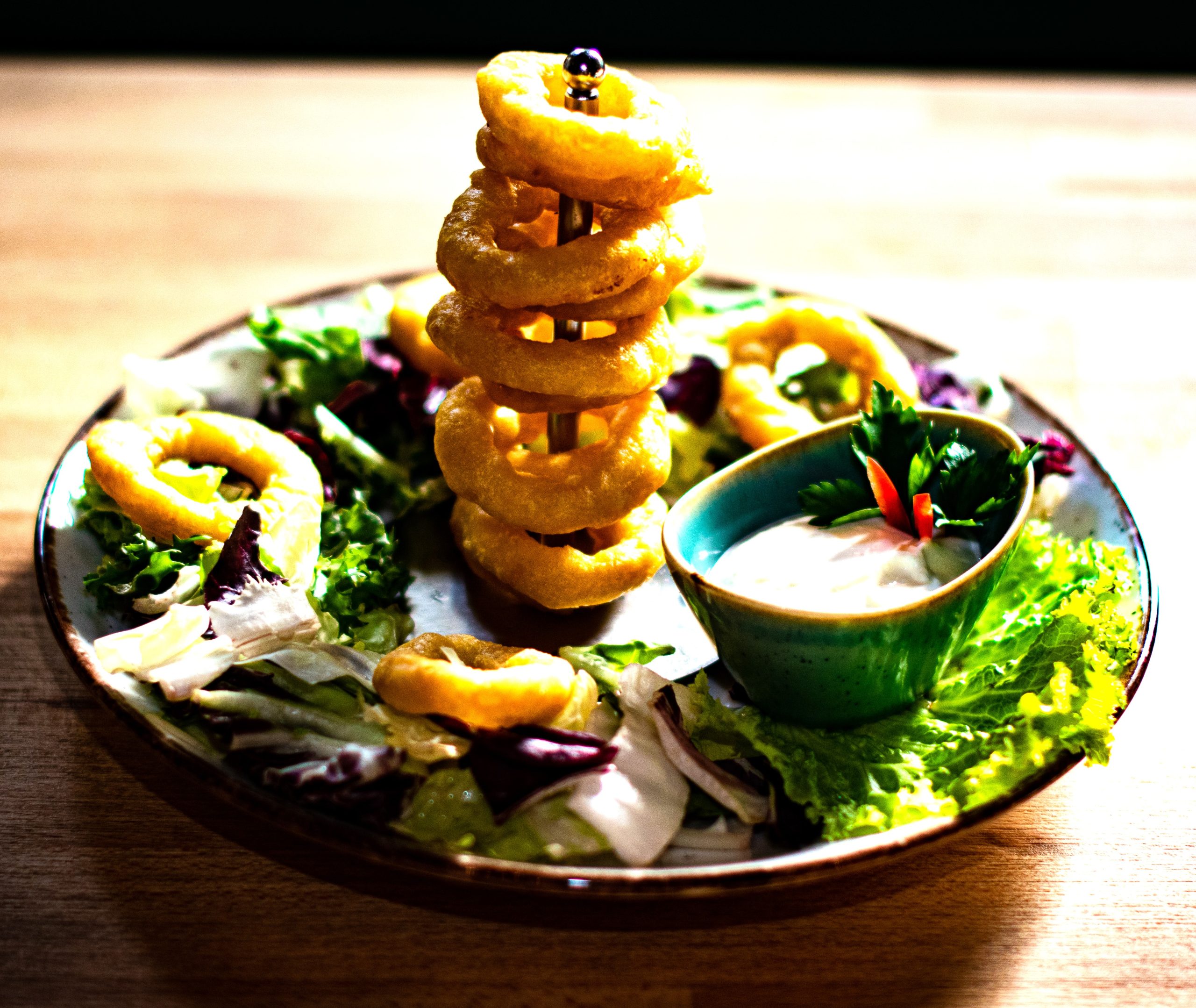 Calamar in crusta crocanta, sos tzatziki si mix de salata verde