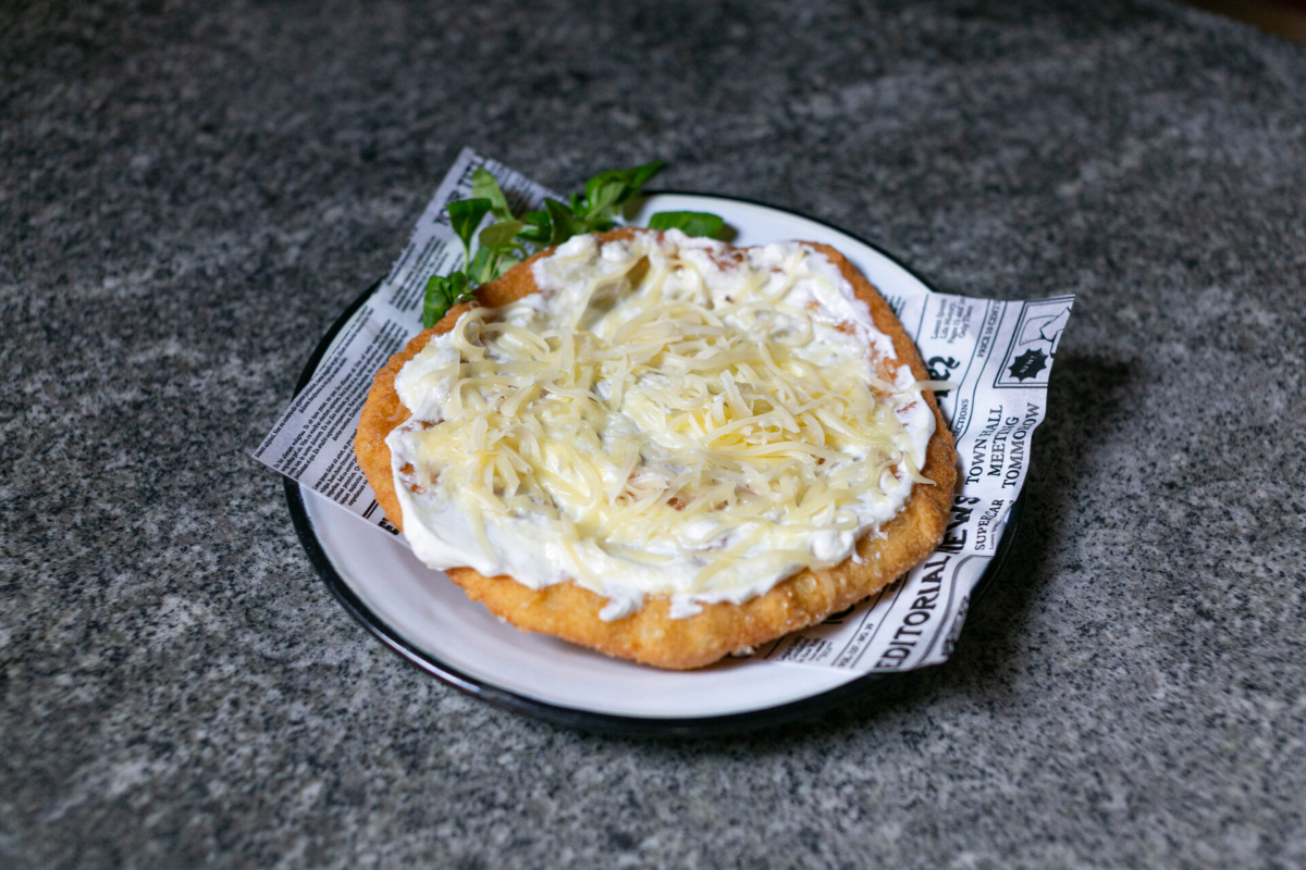 Langoș cu cașcaval, smântână și usturoi