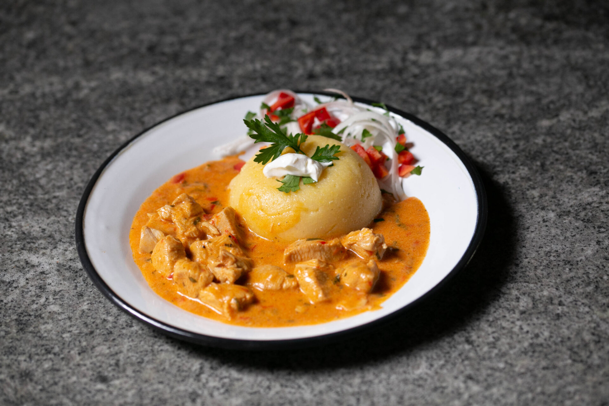 Papricaș de pui cu mămăligă