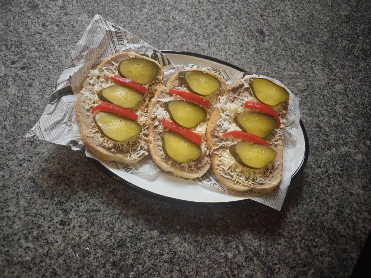 Paine cu pate de porc socialist