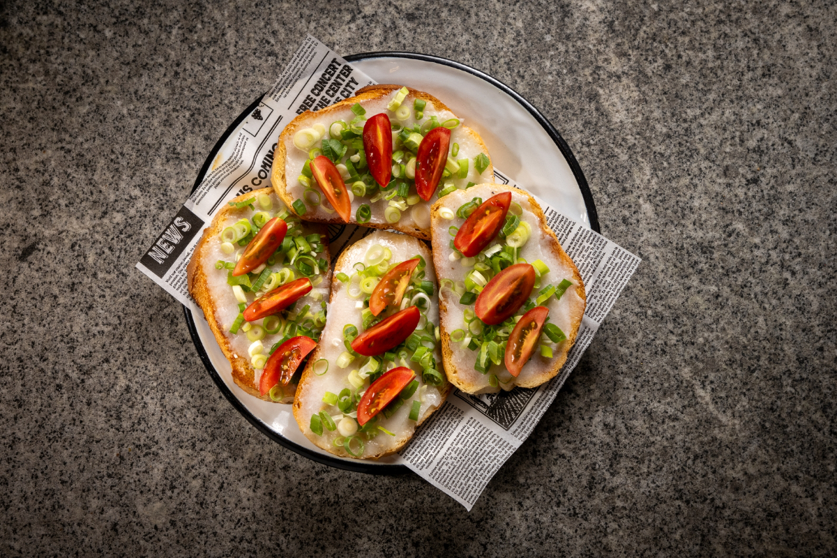 Pâine Tovărășească cu Untură de Porc și Ceapă