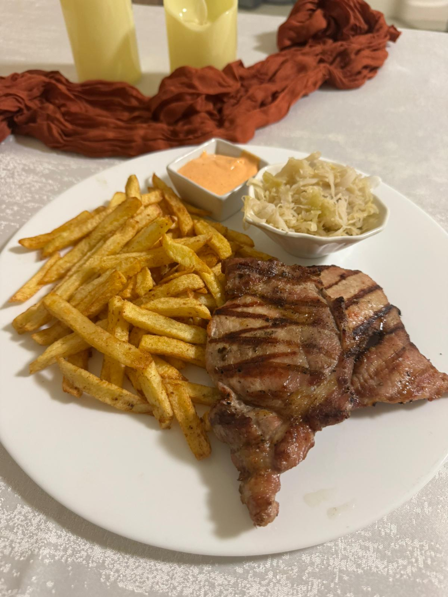 Ceafă de Porc cu Sos de Ardei Copți