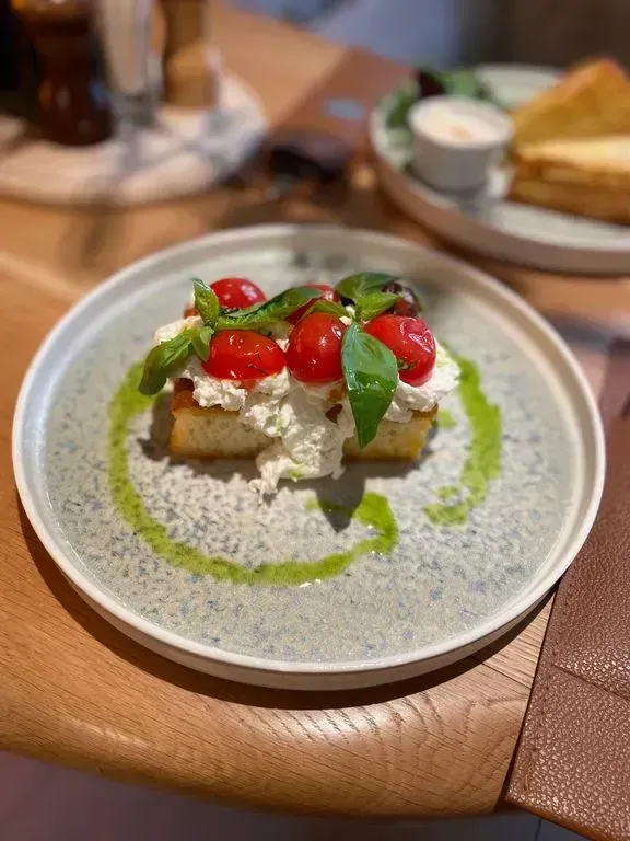 Bruschetta burrata si rosii coapte