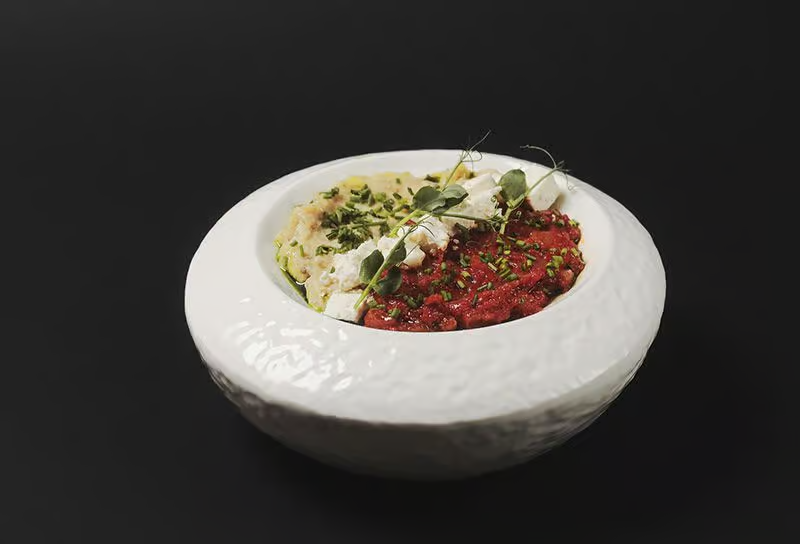 Salată de vinete coapte cu roșii calde și pâine de casă