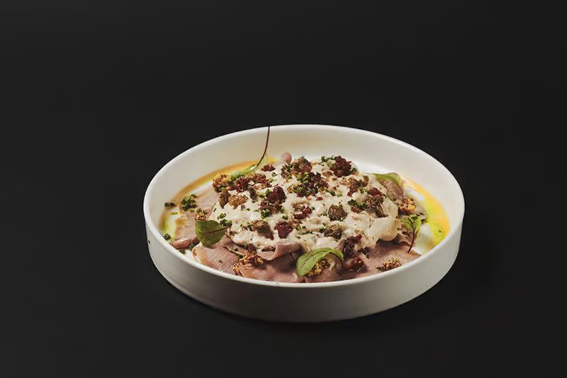 Vită gătită lent cu sos de ton și capere crocante