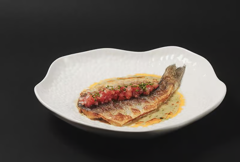 Biban de mare butterfly la grill cu sos de lămâie și salsa de verdețuri