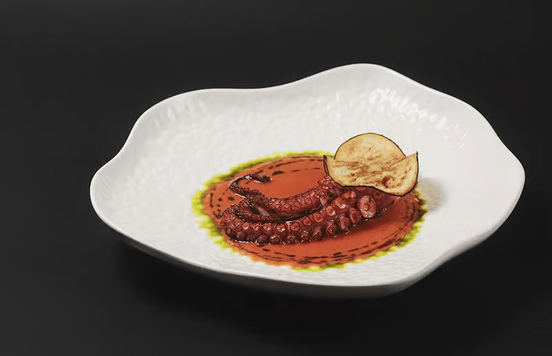 Caracatiță la grătar cu sos de roșii și chipsuri de vânătă