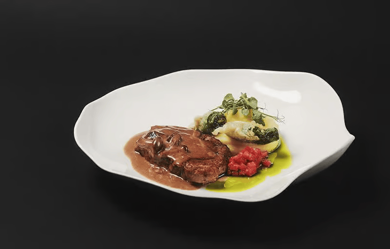 Ceafă de porc coaptă, sos de ghebe, piure de cartofi, ardei padrón