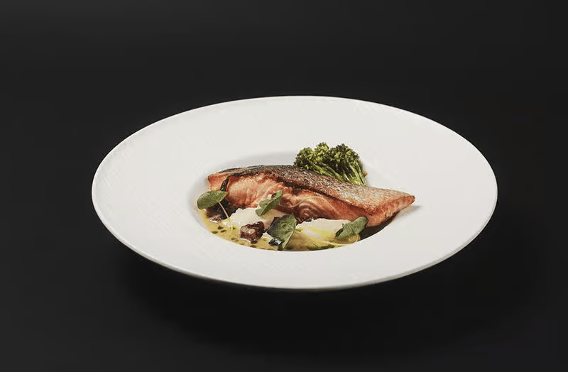 File de somon cu piure de țelină și sos de lime