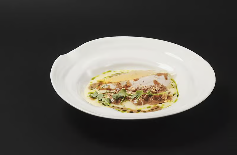 Piept de pui, cremă de mălai, alune de pădure, sos de hribi cu trufe