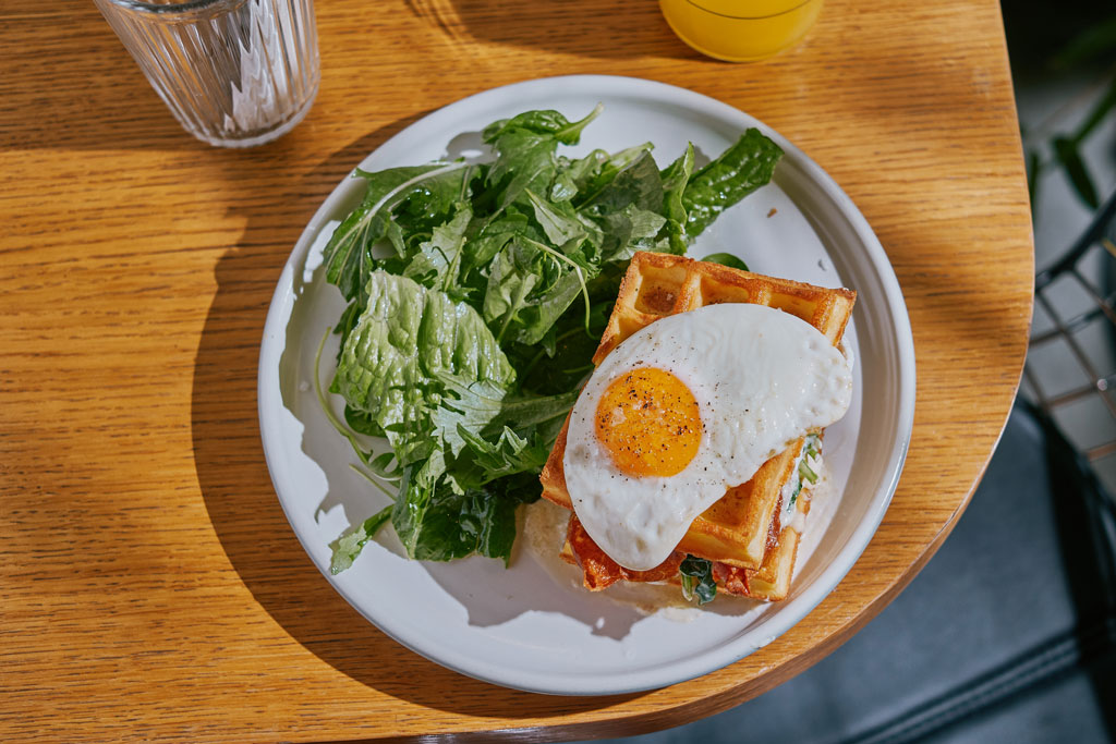 Waffle sandwich cu bacon crocant și burrata