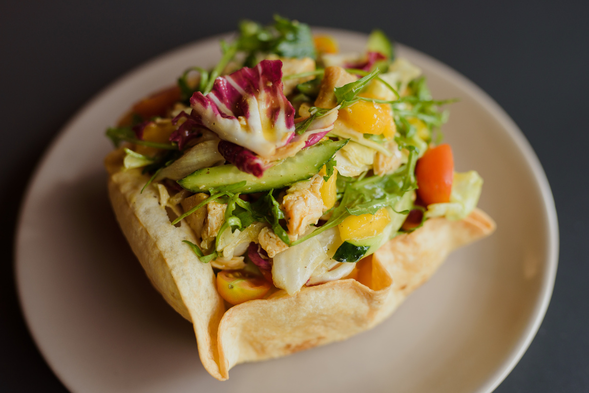 Salată mango cu pui în tortilla