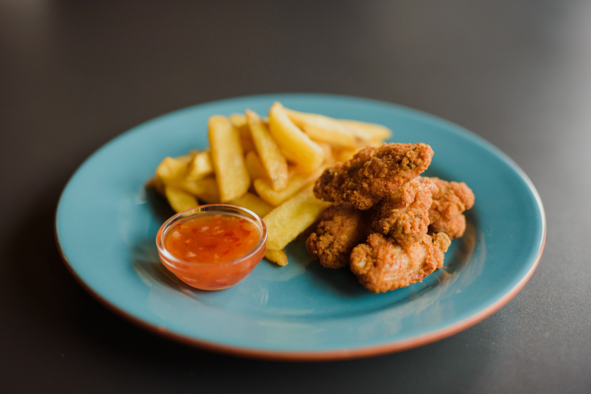 Aripioare pane picante cu cartofi prăjiți și sos sweet chilly