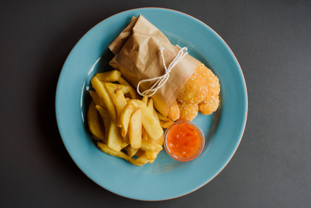 Nuggets de pui cu cartofi prăjiți și sweet chilly