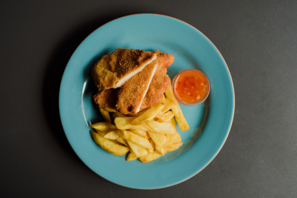 Șnițel din piept de pui cu cartofi prăjiți și sweet chilly