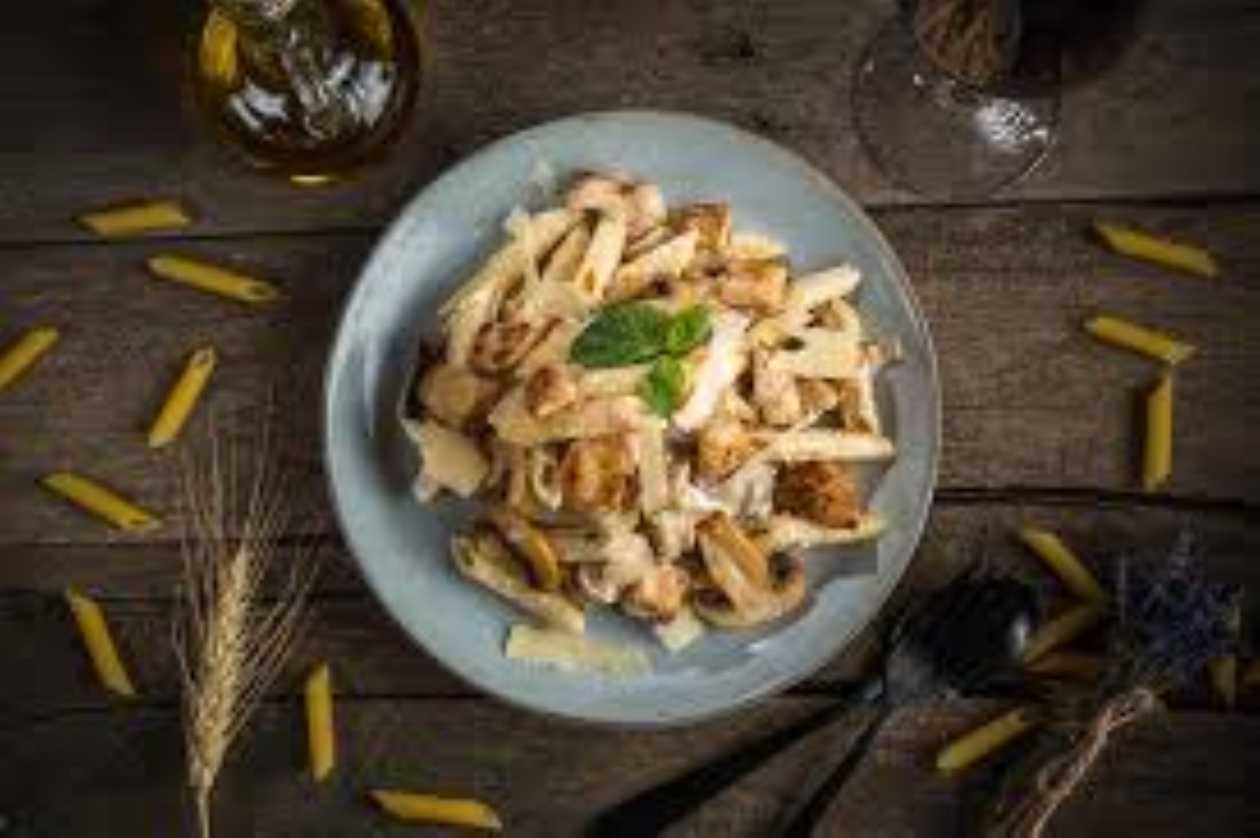 Penne con pollo e funghi