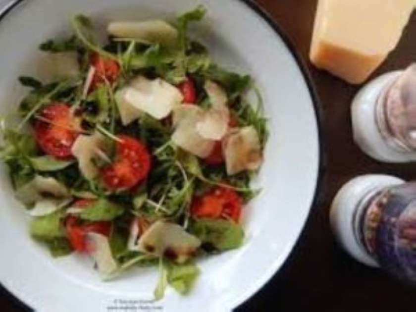 salata rucula roșii cherry parmezan