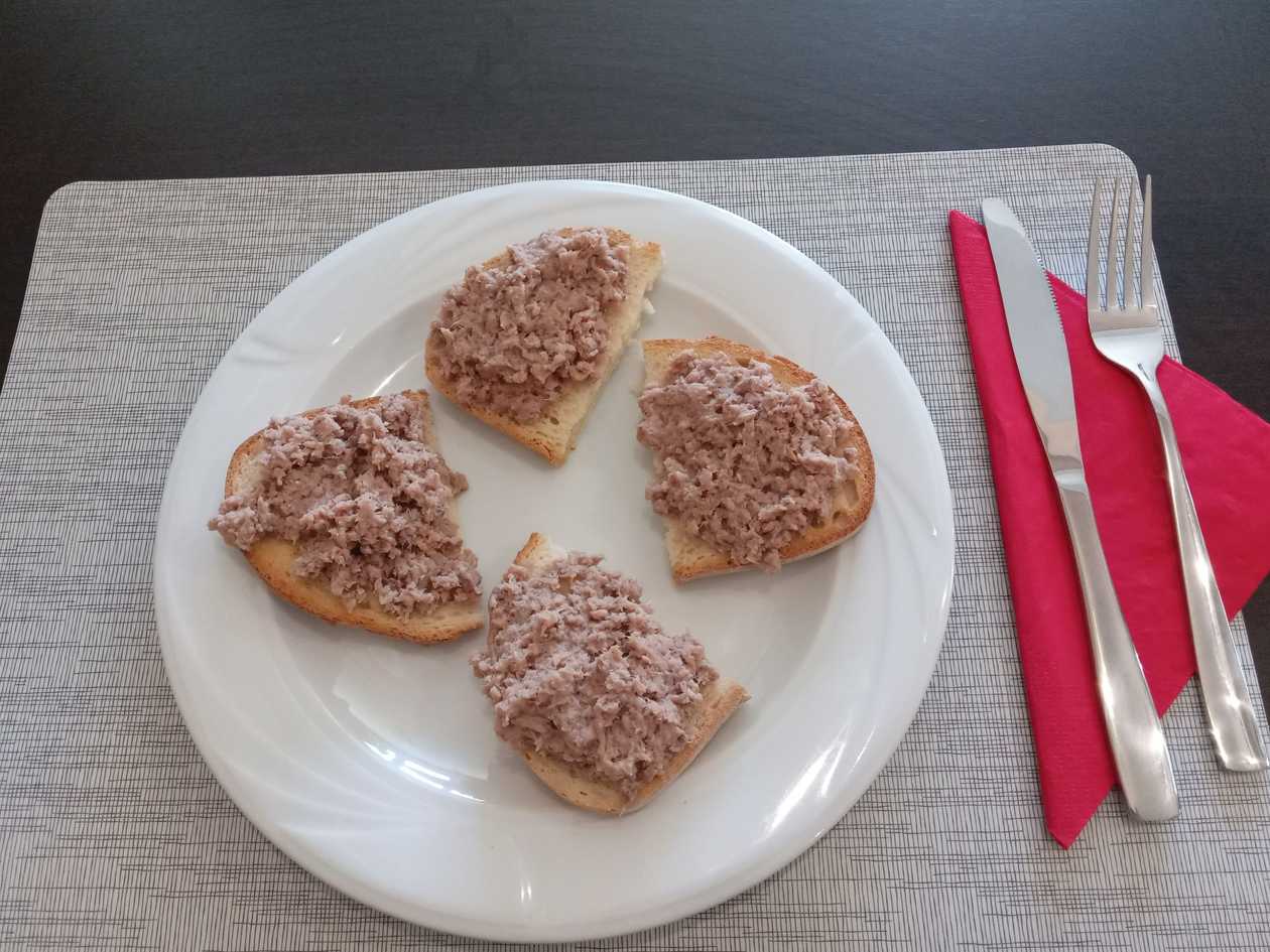 Bruschete cu ton, usturoi