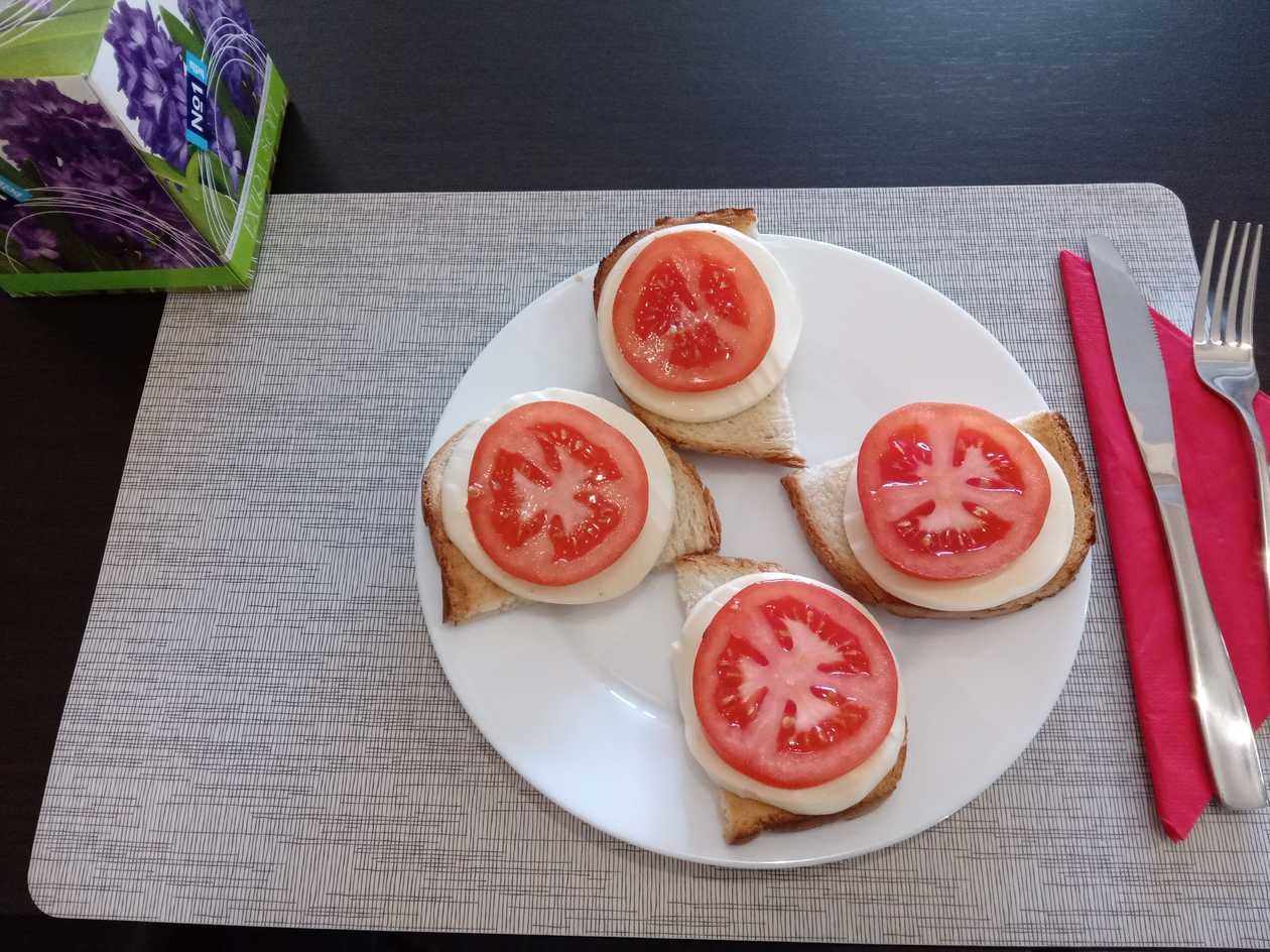 Bruschete, mozzarella, roşii