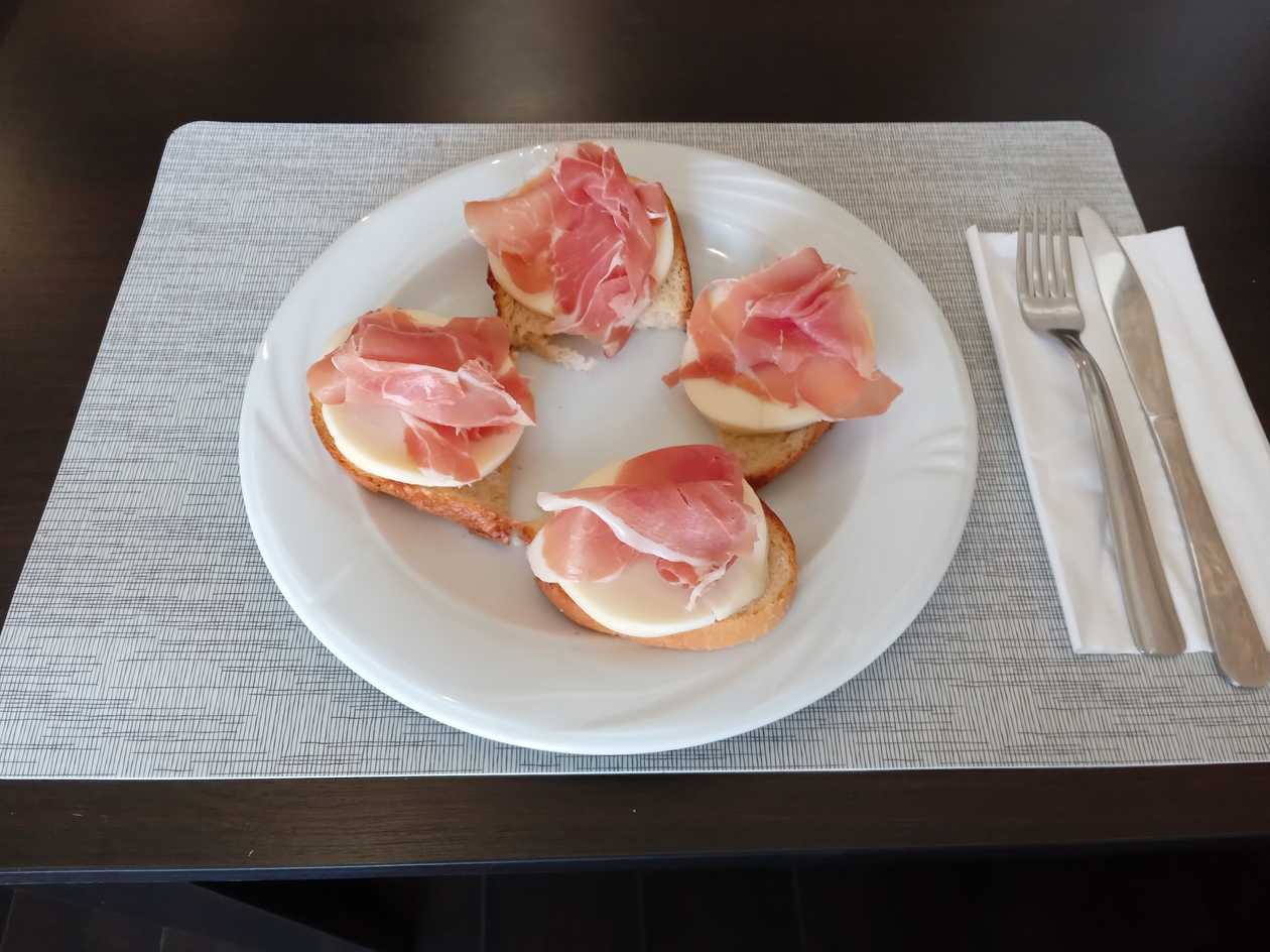 Bruschete cu mozzarella și jambon