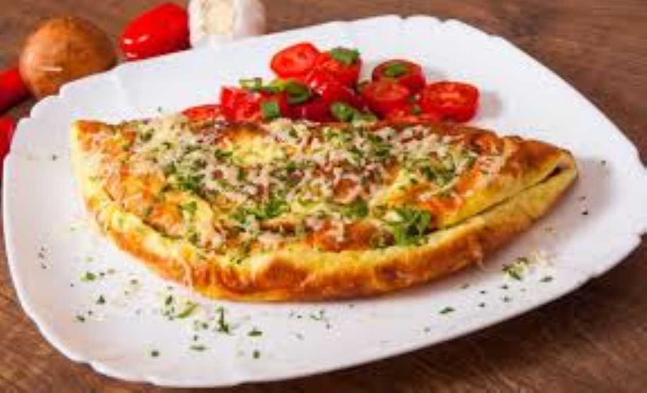 Omletă cu şuncă şi caşcaval