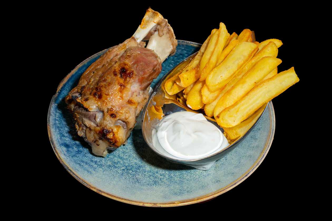 Stinco cu Cartofi Prajiti si Sos de Usturoi