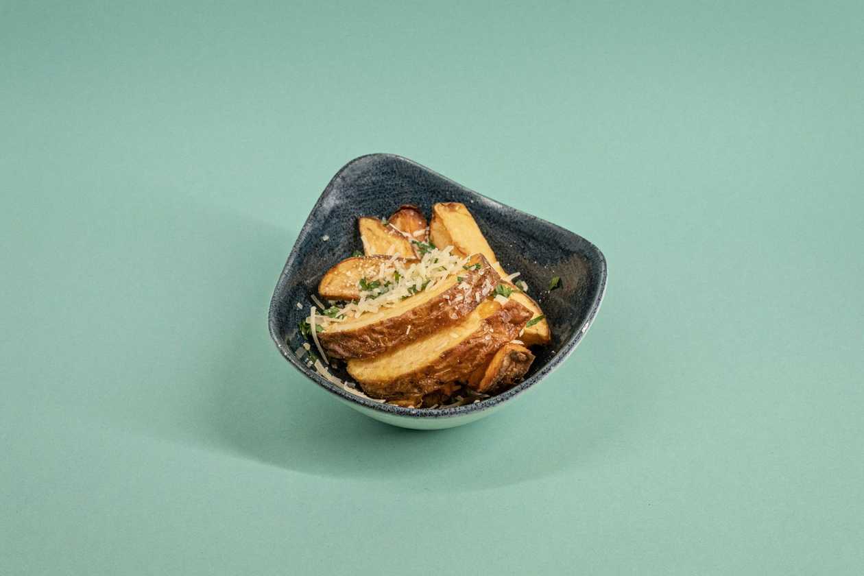 Cartofi Wedges in Coaja cu Parmezan