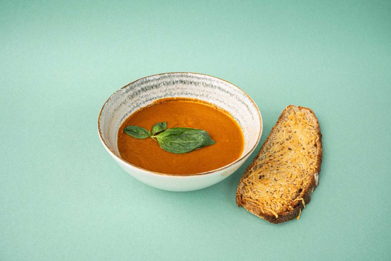 Supă cremă de roșii cu busuioc