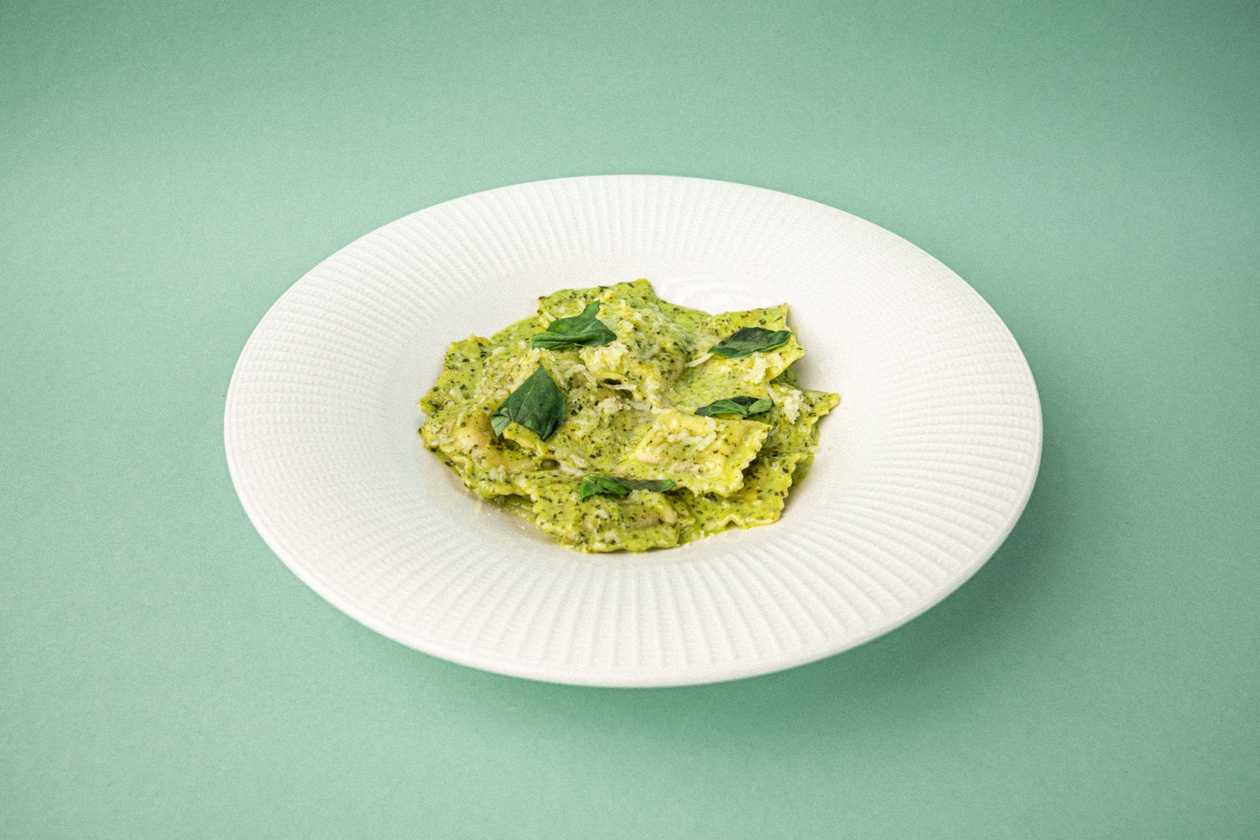 Ravioli cu roșii uscate, quattro formaggi și pesto genovese