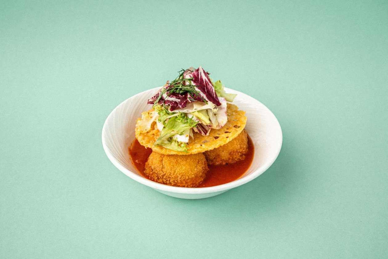 Arancini cu taleggio, parmezan și sos de roșii