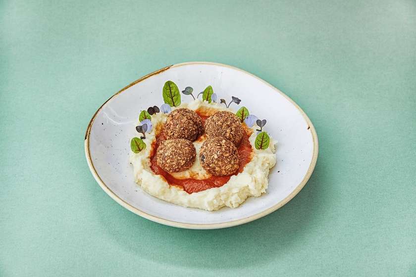 Chiftelute cu Cartofi Piure si Sos de Rosii