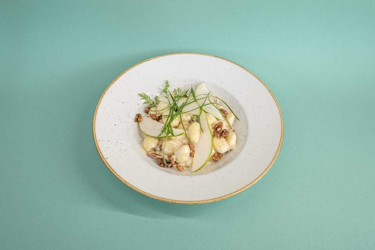 Gnocchi quattro formaggi cu nuci și pere