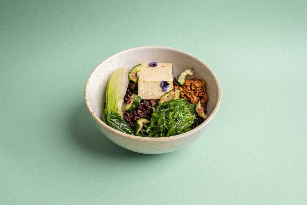 Poke bowl cu tofu, wakame, ulei susan