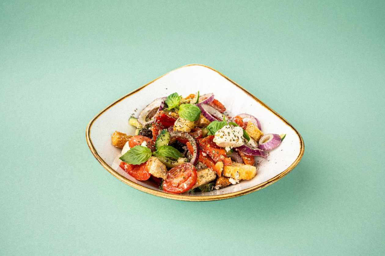 Salată grecească cu tofu